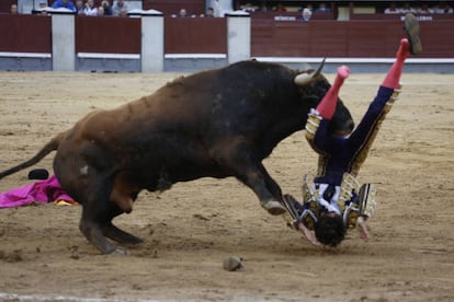 Castella, en el segundo de su lote, que primero le cogió y luego le permitió salir por la puerta Grande.