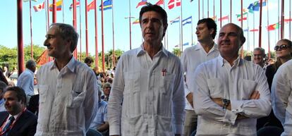 De izquierda a derecha, el embajador de España en Cuba, Francisco Montalbán; el ministro de Economía y Competitividad de España, Luis De Guindos; y el de Industria, Energía y Turismo, José Manuel Soria, en la inauguración de la Feria Internacional de La Habana (Fihav 2015).