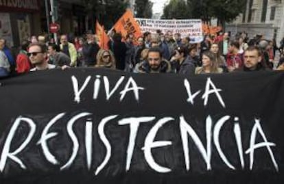 Varios trabajadores públicos participan en una protesta convocada por el sindicato de funcionarios Adedy en Atenas, Grecia. EFE/Archivo