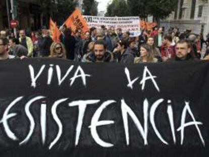 Varios trabajadores públicos participan en una protesta convocada por el sindicato de funcionarios Adedy en Atenas, Grecia. EFE/Archivo