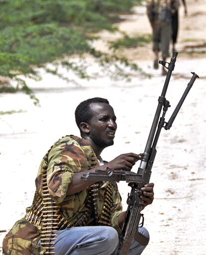 Un soldado carga sostiene su arma durante los combates contra las milicias islámicas del sur de Mogadiscio .