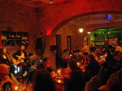 M&uacute;sica en vivo en el restaurante Los Faroles, en Colonia del Sacramento (Uruguay). 