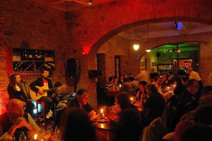 Música en vivo en el restaurante Los Faroles, en Colonia del Sacramento (Uruguay).