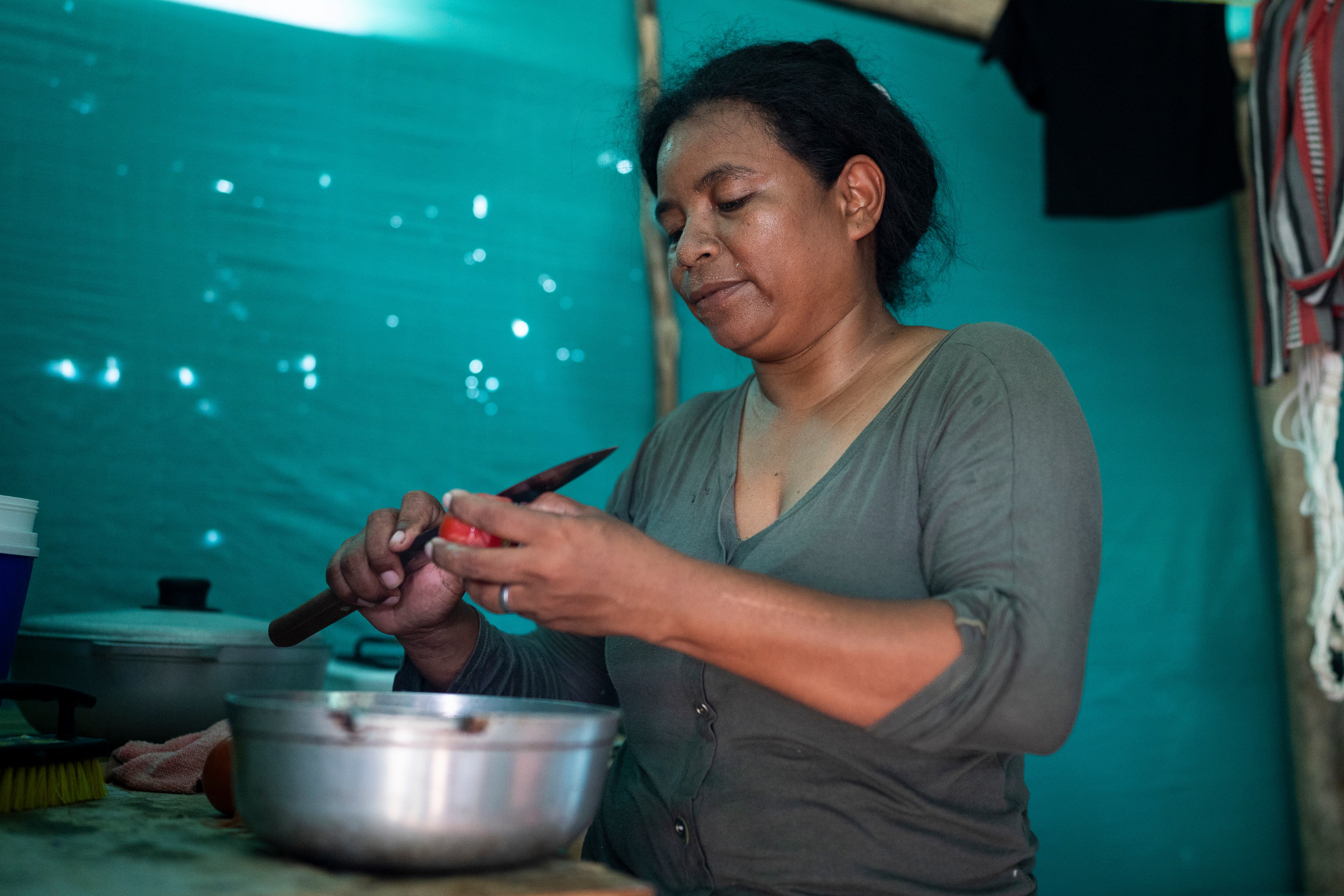 Liliana Navarro prepara la comida en la cocina de su casa.