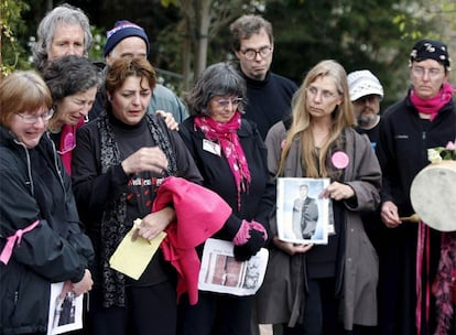 La tragedia también ha afectado a las potencias ocupantes. Más de 3.000 soldados de EE UU han perecido en el conflicto y en la oleada de violencia posterior. En la imagen, un grupo de estadounidenses, protesta en San Francisco al cumplirse cuatro años del inicio de la guerra. Las capitales de todo el mundo han sido escenario de protestas similares coincidiendo con este aniversario.