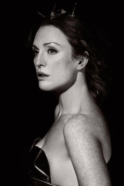 La elegancia personificada: Julianne Moore formó parte del calendario en 2o11. La fotografía es de Karl Lagerfeld.