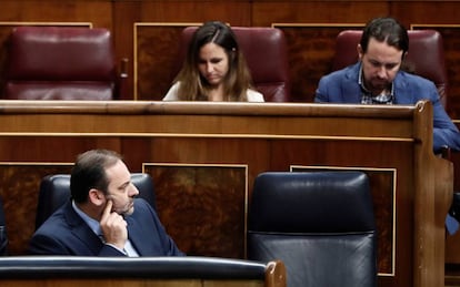 José Luis Ábalos, ministro de Fomento en funciones (izquierda), y Pablo Iglesias, líder de Podemos, el pasado año en el Congreso de los Diputados.