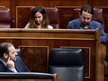 José Luis Ábalos, ministro de Fomento en funciones (izquierda), y Pablo Iglesias, líder de Podemos, el pasado año en el Congreso de los Diputados.