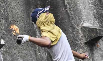 Um manifestante lança um coquetel Molotov durante os atritos com os policiais. A Guarda Nacional, tradicionalmente o componente mais fraco das Forças Armadas venezuelanas, conheceu uma clara metamorfose nestes anos: suas unidades cresceram muito em termos de poderes, tropas e armamentos, receberam treinamento especial para enfrentar manifestações da oposição e são vistas como um dos bastiões naturais de Maduro para se estabelecer no poder.