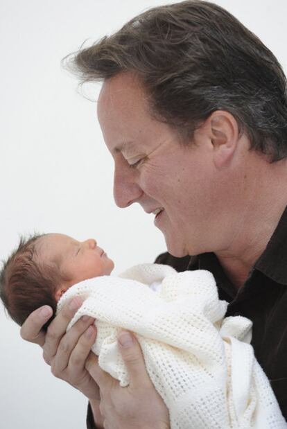 El primer ministro británico presentó ayer a su nueva hija, nacida el pasado martes. La bebé se llama Florence Rose Endellion Cameron.