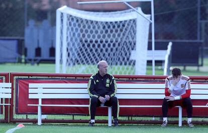 Del Bosque y Casillas charlan en un entrenamiento en Brasil