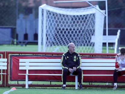 Del Bosque y Casillas charlan en un entrenamiento en Brasil