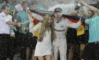 Rosberg celebra la victoria junto a su mujer.