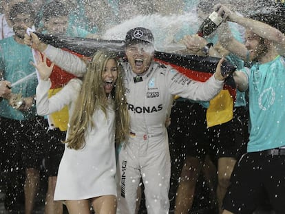 Rosberg celebra la victoria junto a su mujer.