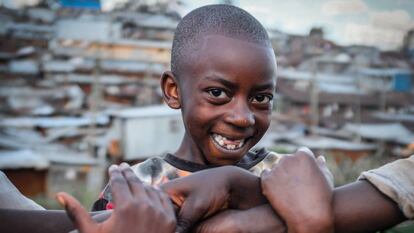NIño (y brazos) en un barrio marginal de Kibera (Nairobi), uno de los más grandes de África