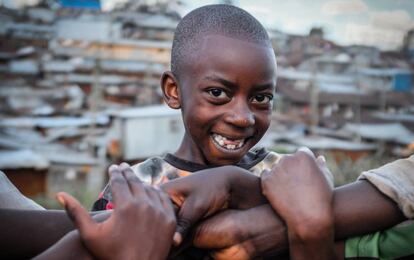 NIño (y brazos) en un barrio marginal de Kibera (Nairobi), uno de los más grandes de África
