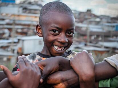 NIño (y brazos) en un barrio marginal de Kibera (Nairobi), uno de los más grandes de África