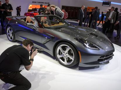 Un fot&oacute;grafo retrata un Chevrolet Corvette, en Ginebra.