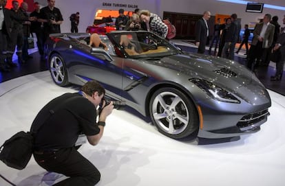 Un fotógrafo retrata un Chevrolet Corvette, en Ginebra.