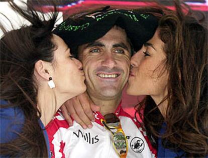 Laurent Jalabert recibe los besos de las azafatas tras ganar en San Sebastián.