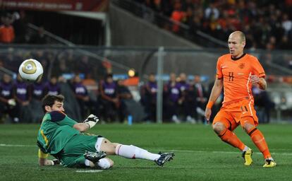 Iker Casillas detiene el mano a mano de Robben en la final del Mundial de 2010 en la que España acabó imponiéndose a Holanda gracias a un gol de Iniesta en la prórroga.