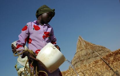 Darfur, Sudán 2005. Algo tan sencillo y poco apreciado como poder abrir un grifo y que fluya el agua es un lujo para muchas comunidades. En muchas de las aldeas de Darfur el agua corriente o la electricidad son inexistentes. Esto obliga a sus habitantes a tener que desplazarse, a veces varios kilómetros, a los puntos de agua para poder abastecerse. Una tarea ingrata y en ocasiones peligrosa, ya que las mujeres que son las que suelen realizar este trabajo se arriesgan a sufrir asaltos y violaciones. Es curioso sin embargo como a pesar de la ausencia de estos servicios básicos, la telefonía móvil está cada vez más presente en muchas de estas aldeas remotas.