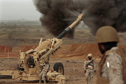Militares saudíes disparan contra posiciones del ejército de Yemen, en 2015. 