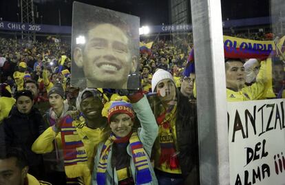 Aficionados de Colombia en el estadio Monumental de Santiago