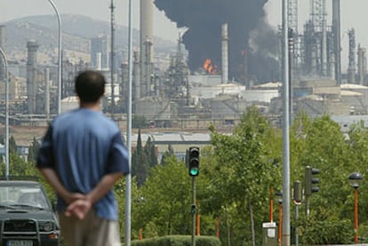 Un vecino contempla la refinería de Puertollano en llamas.