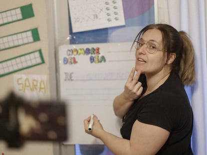 Una profesora de Educación Infantil graba con su móvil una clase para sus alumnos, el pasado abril.
