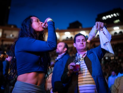 Asistentes del festival Petronio Álvarez beben viche, el 22 de julio en Bogotá (Colombia).