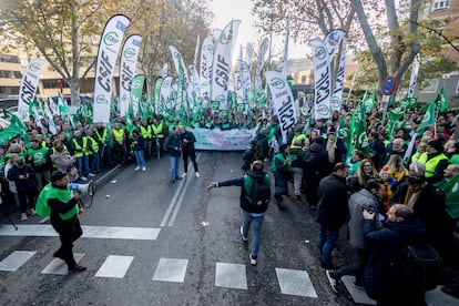 Centenares de personas durante la protesta en Madrid, este sbado.