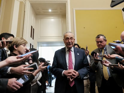 El líder demócrata en el Senado, Chuck Schumer, atiende a los periodistas en los pasillos del Capitolio antes de la votación de la ley.