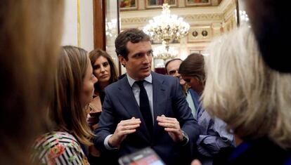 Pablo Casado conversa con periodistas en el Congreso de los Diputados.