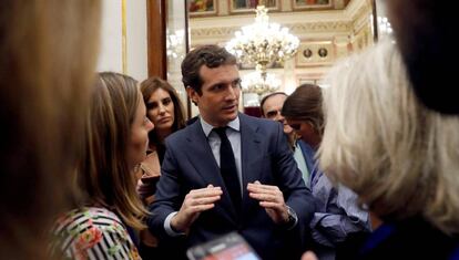 Pablo Casado conversa con periodistas en el Congreso de los Diputados.