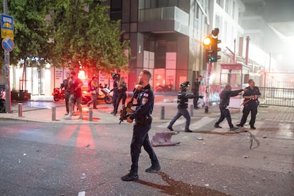 Agentes de policía patrulla las calles tras un ataque con misiles iraníes en Tel Aviv (Israel), este viernes.