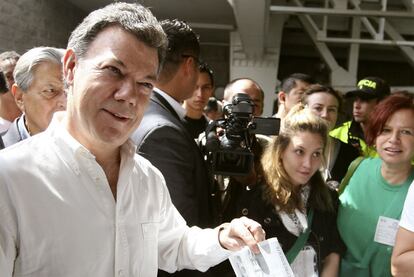 En la foto, Juan Manuel Santos deposita su voto en un colegio electoral de Bogotá. Santos, ex ministro de Defensa de Uribe era el máximo favorito en las elecciones. Pero la irrupción de Mockus le ha pillado con el paso cambiado. Santos ha pecado de exceso de confianza en la victoria, que ahora ya no parece tan clara. Frente al carisma de su rival, Santos ofrece experiencia y eficacia.