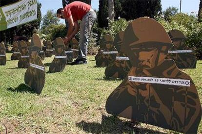 Un manifestante protesta contra la guerra de Líbano colocando un soldado de papel frente a la oficina del primer ministro israelí en Jerusalén.