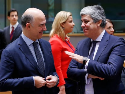 El comisario de Economía, Pierre Moscovici, y el prresidente electo del Eurogrupo, Mário Centeno.  REUTERS/Francois Lenoir