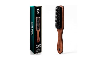 Peines para barbas sobre fondo blanco.
