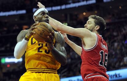 Pau Gasol intenta frenar a LeBron James.