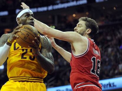 Pau Gasol intenta frenar a LeBron James.