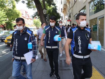 Un equipo de inspectores reparte mascarillas en las calles de Ankara, la capital de Turquía.