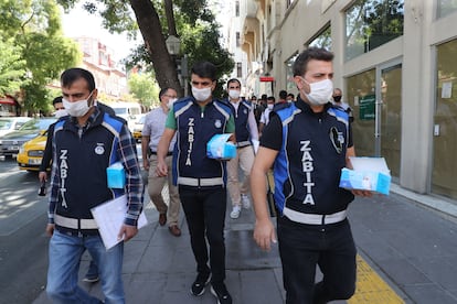 Un equipo de inspectores reparte mascarillas en las calles de Ankara, la capital de Turquía.