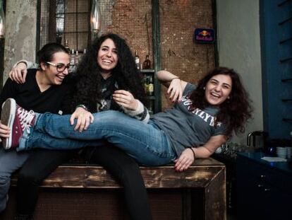 hea, Stephanie e Mariela (da esq. à dir.) em seu bar Rumors, frequentado pelas lésbicas de Beirute.
