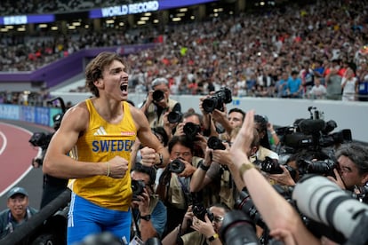 Armand Duplantis posa para los fotógrafos tras conseguir batir el récord del mundo.