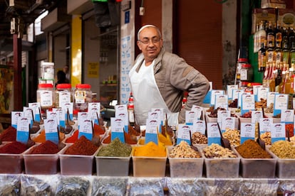 Puesto de especias en el mercado de Carmel, en Tel Aviv.