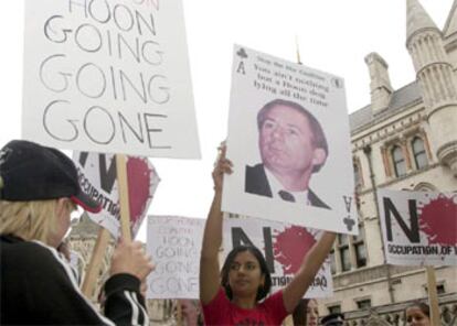 Un grupo de manifestantes protesta por fuera del Tribunal de Justicia de Londres.