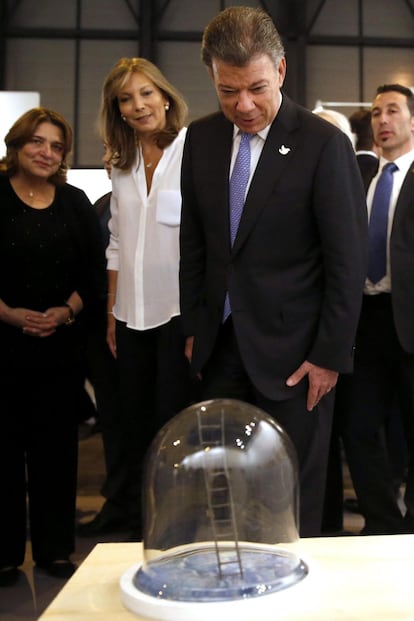 El presidente de Colombia, Juan Manuel Santos, junto a su esposa, María Clemencia Rodríguez de Santos, observa algunas obras de artistas colombianos durante la clausura de la Feria internacional de Arte Contemporáneo (ARCO), que este año tuvo a Colombia como invitado de honor.