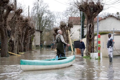 Un hombre navega en canoa por una calle inundada en Crosne (Francia). 